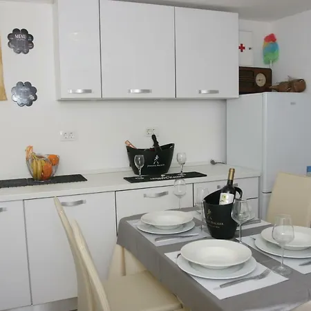 Sara Cosmo Apartment Split