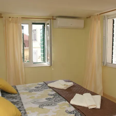 Sara Cosmo Apartment Split